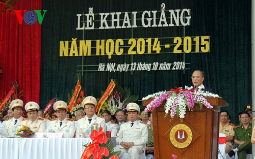 ท่านเหงวียนซิงหุ่งประธานรัฐสภาเวียดนามเข้าร่วมพิธีเปิดปีการศึกษาใหม่ของสถาบันตำรวจ - ảnh 1